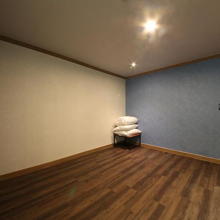 Art Hotel Gumi Luaran gambar
