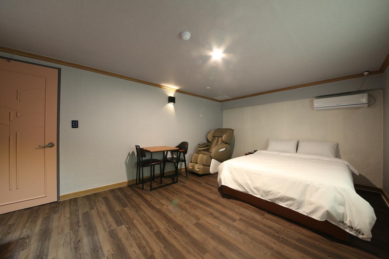 Art Hotel Gumi Luaran gambar