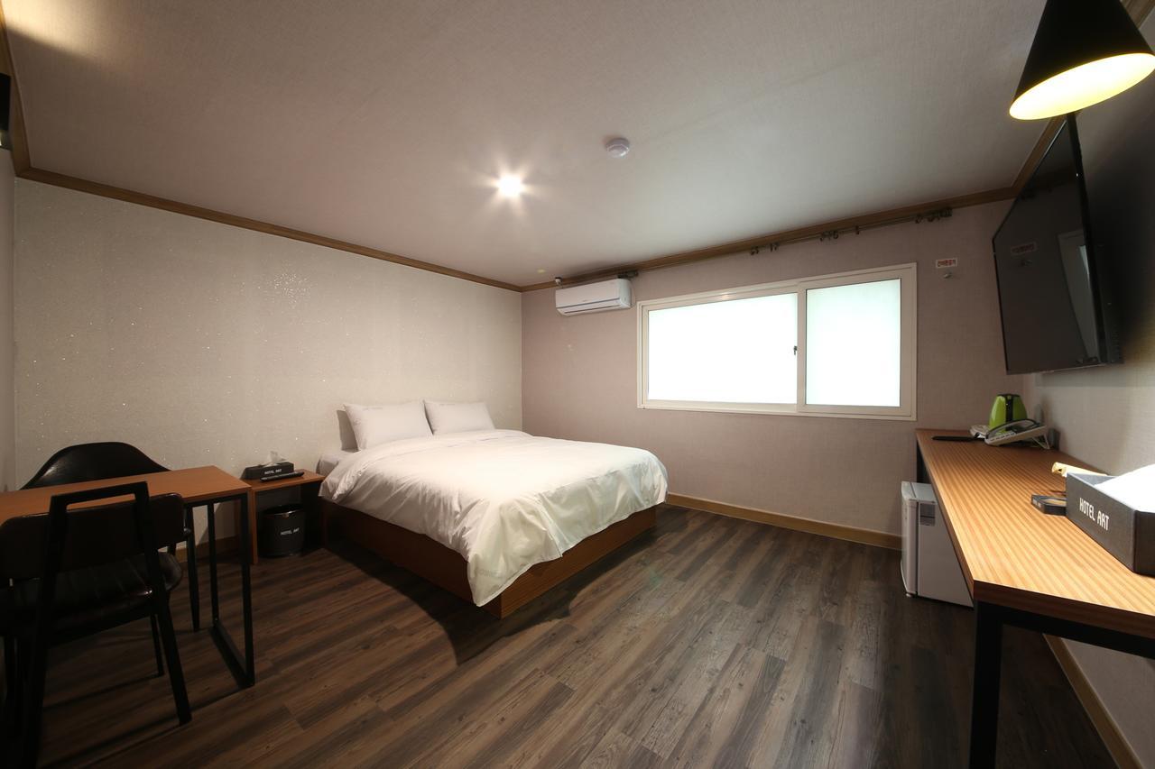 Art Hotel Gumi Luaran gambar