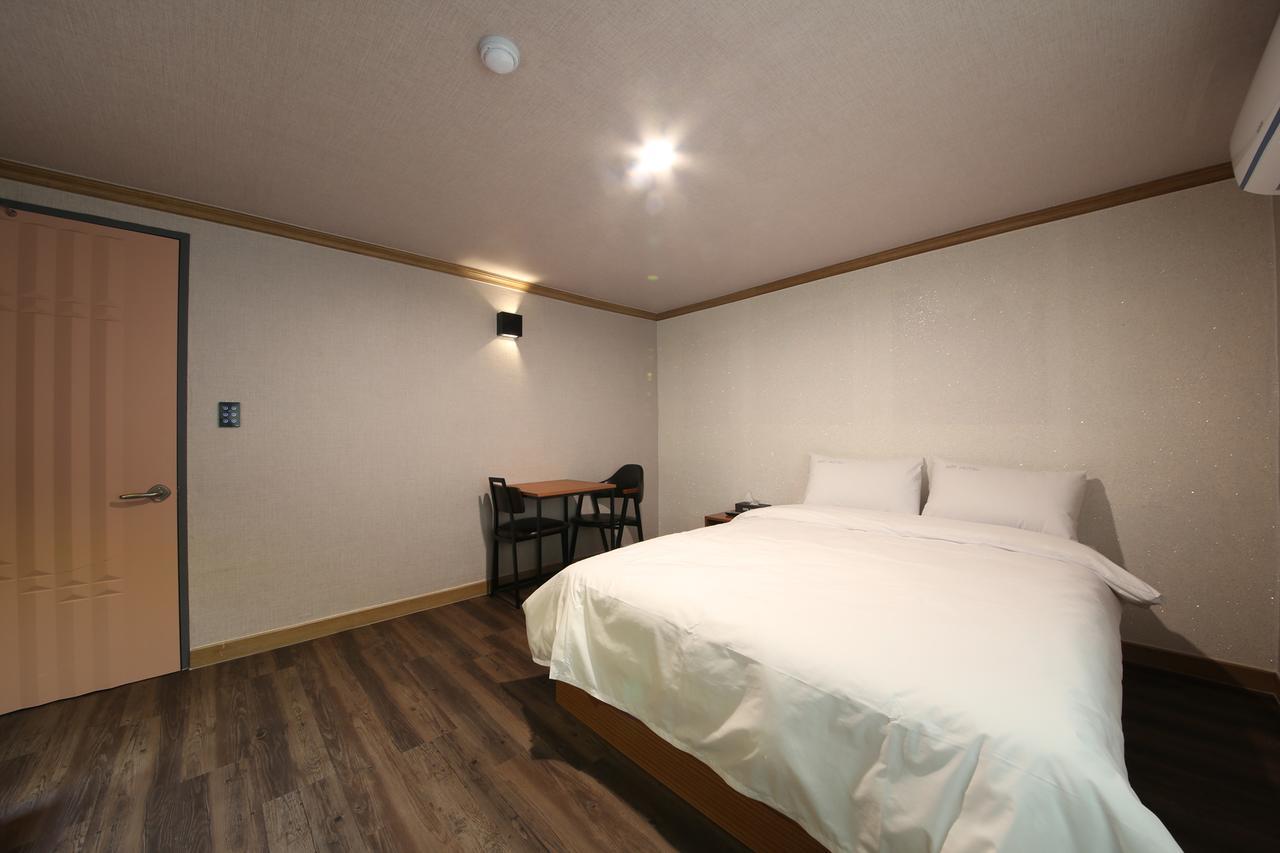 Art Hotel Gumi Luaran gambar