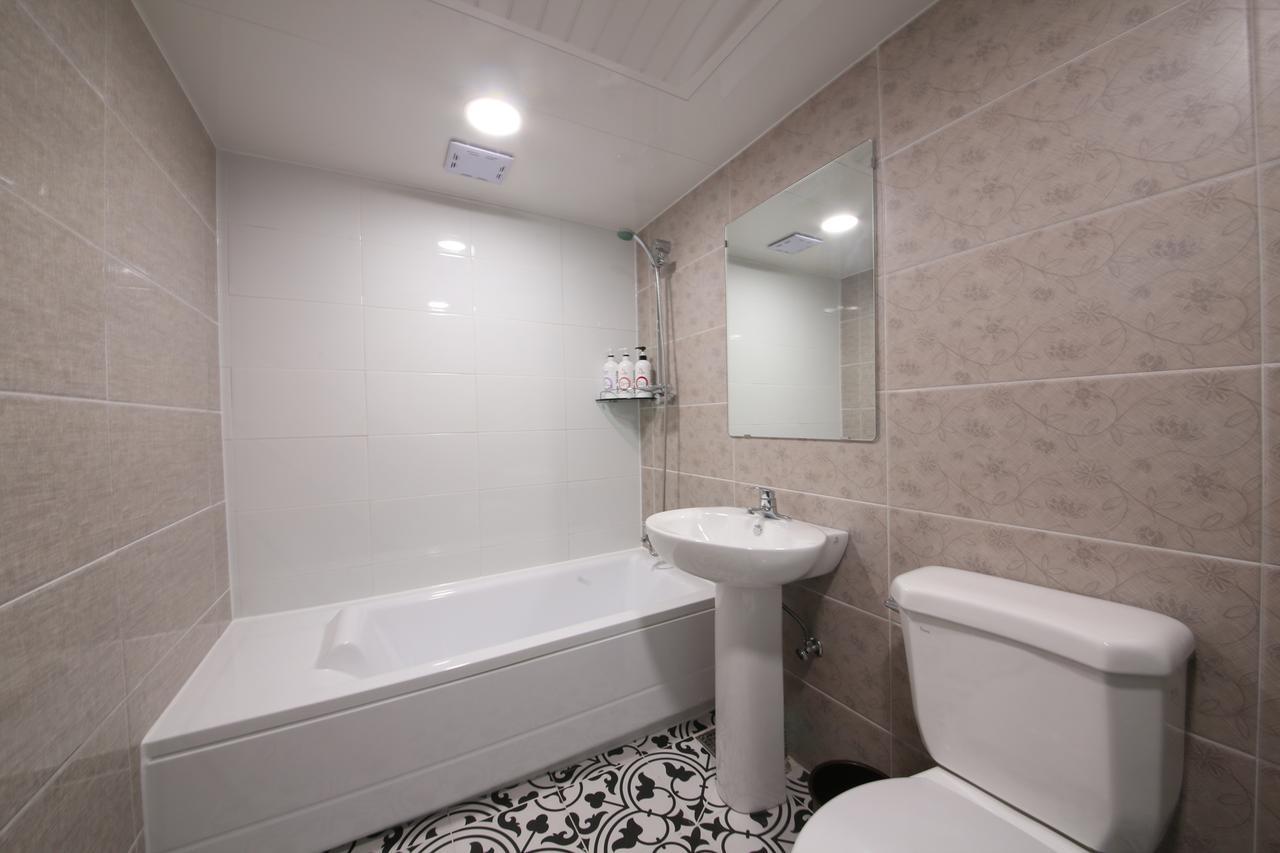Art Hotel Gumi Luaran gambar